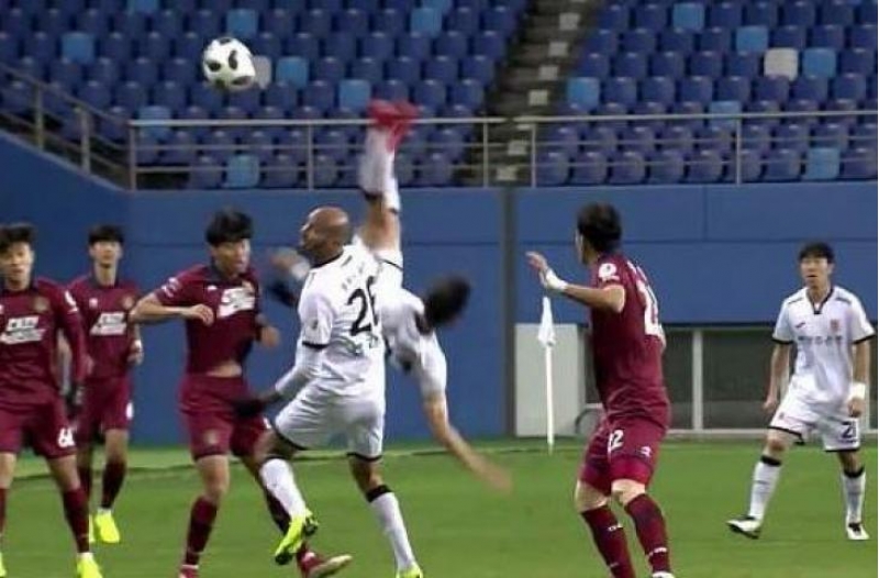 oyun-vaxti-futbolchunun-boynu-qirildi