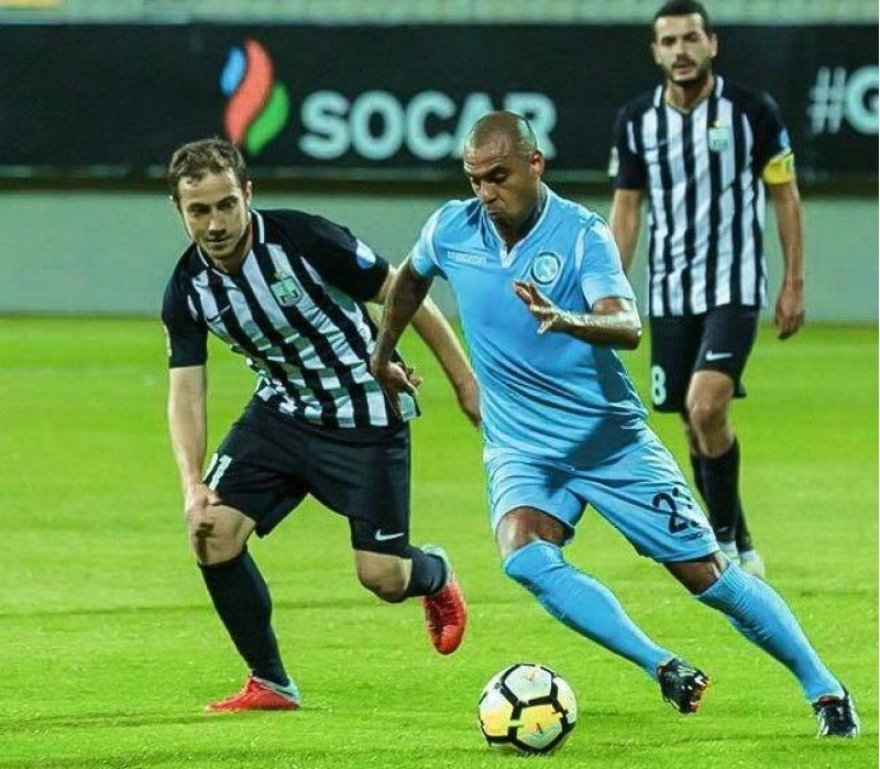 sebail-meksikali-futbolchu-ile-yollari-ayirdi