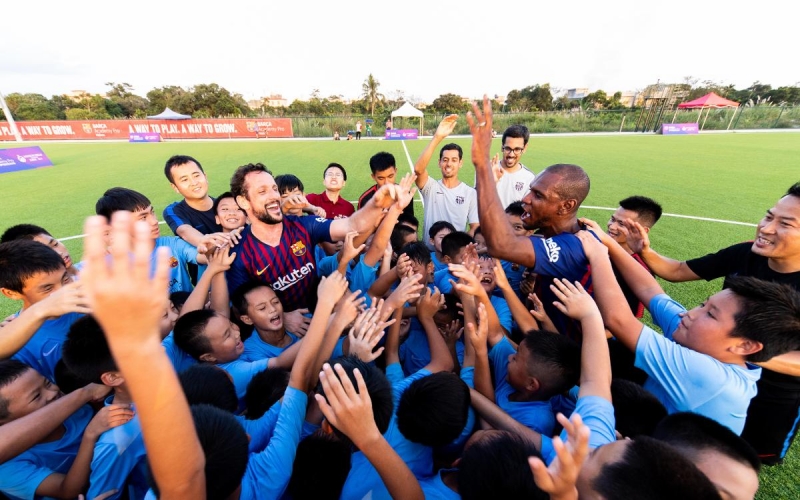 barselonanin-efsaneleri-ushaqlari-meglub-etdiler