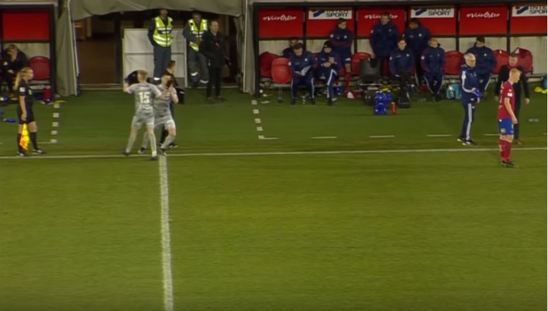 futbolchu-evezlenerken-komanda-yoldashini-zedeledi