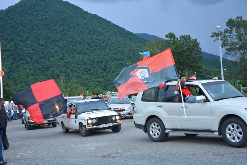 qebele-aerbaycan-kubokunu-teqdim-etdi