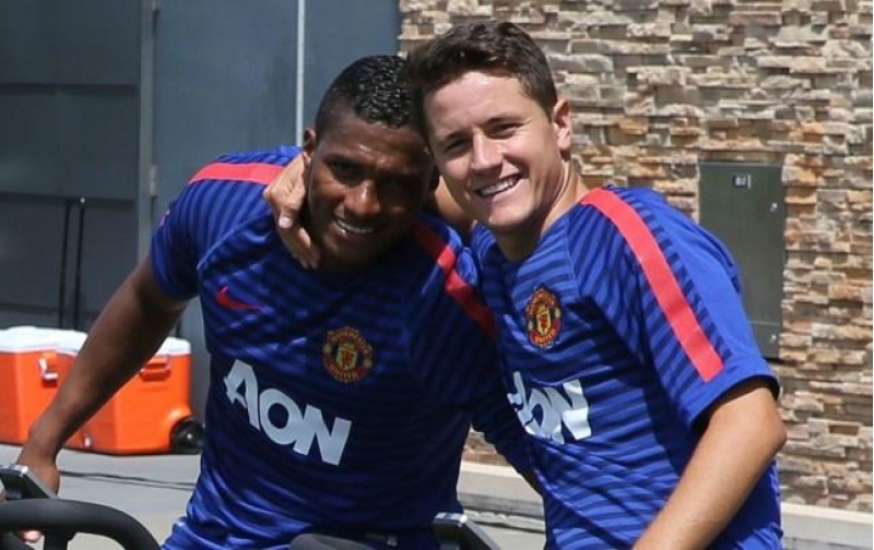 2-futbolchu-manchester-yunaytedden-getdi