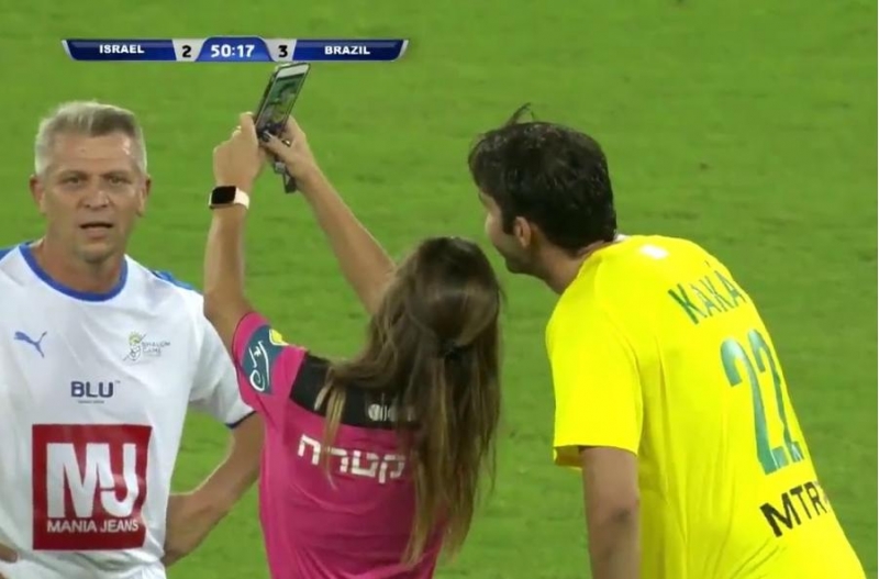 hakim-oyun-zamani-meshhur-futbolchu-ile-selfi-chekdirdi