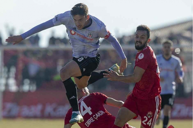 beshiktash-zeif-reqibine-meglub-olsa-da-merhele-adladi