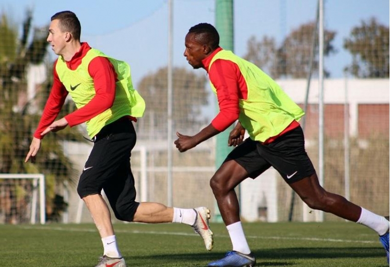 iki-futbolchu-neftchinin-meshqlerine-qatildi