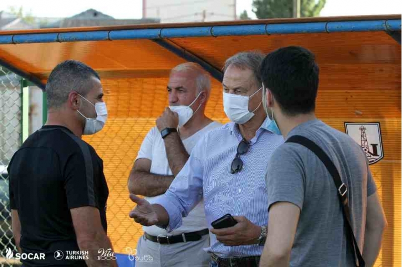 de-byazi-neftchinin-meshqinde