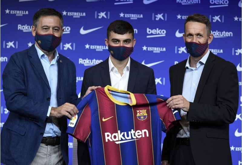 ispaniya-millisinin-futbolchusu-barselonada-