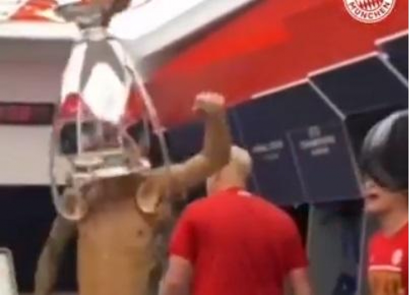 chempionlar-liqasinin-kuboku-ile-reqs