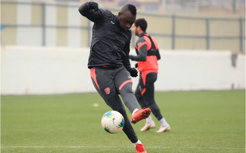 sabahin-daha-bir-futbolchusu-koronavirusa-yoluxdu