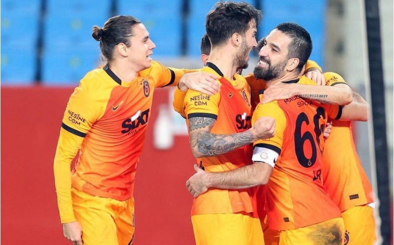qalatasaray-liderliye-yukseldi