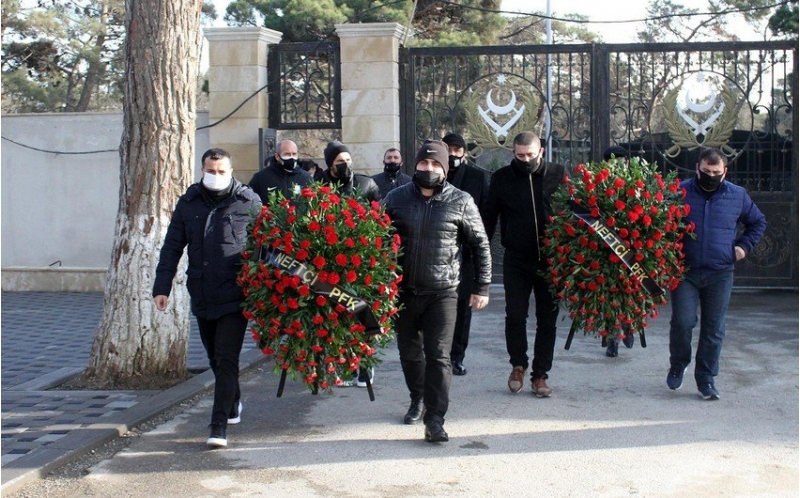 neftchi-klubu-shehid-ve-qazi-azarkeshlerinin-ailelerini-ziyaret-etdi