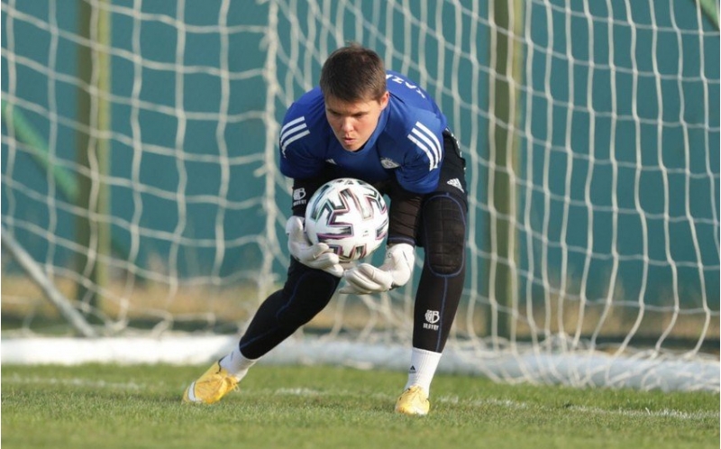 ermenistan-klubunun-prezidenti-millinin-qapichisini-nece-aldadib