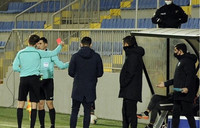 azerbaycan-kubokunda-meshqchi-hakimi-vurdu