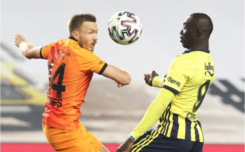 qalatasaray-derbide-iki-futbolchusunu-itirib