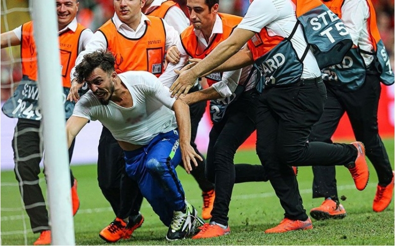 superkubok-matchinda-meydana-giren-yutuber-hebs-olundu