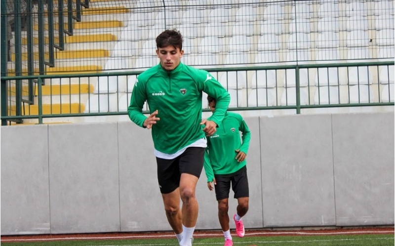 turkiyeli-futbolchu-millimize-devet-aldi