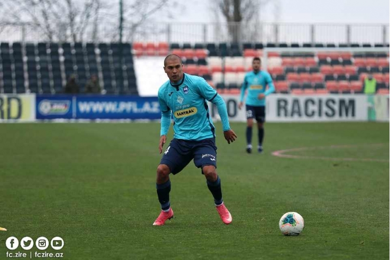 debutunu-qolla-qeyd-etdi