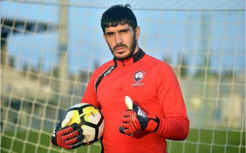 millinin-sabiq-qapichisi-ronalduya-qarshi-oyunda-hemkarlarina-allahdan-komek-diledi