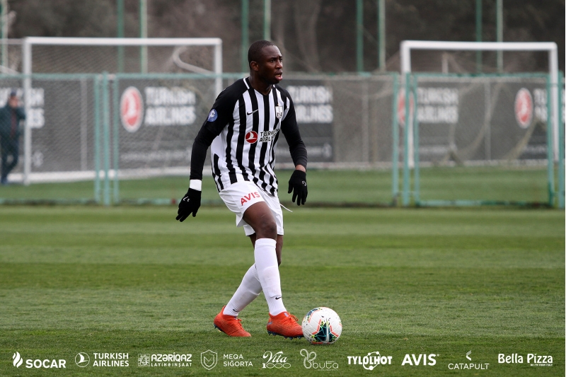 neftchinin-futbolchusuna-serbiya-millisinden-hediyye