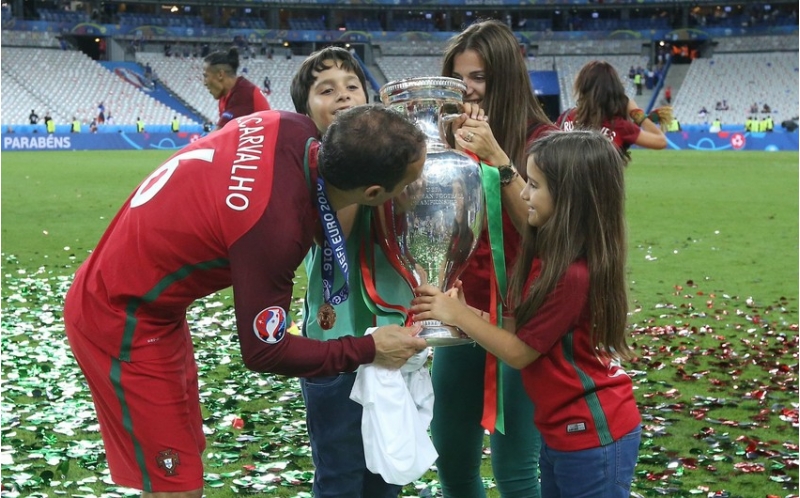 avropa-chempionu-olan-en-yashli-futbolchu-achiqlandi