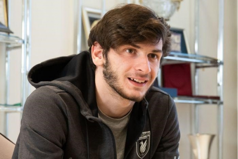 meshhur-futbolchu-atam-azerbaycan-millisinde-de-oynayib