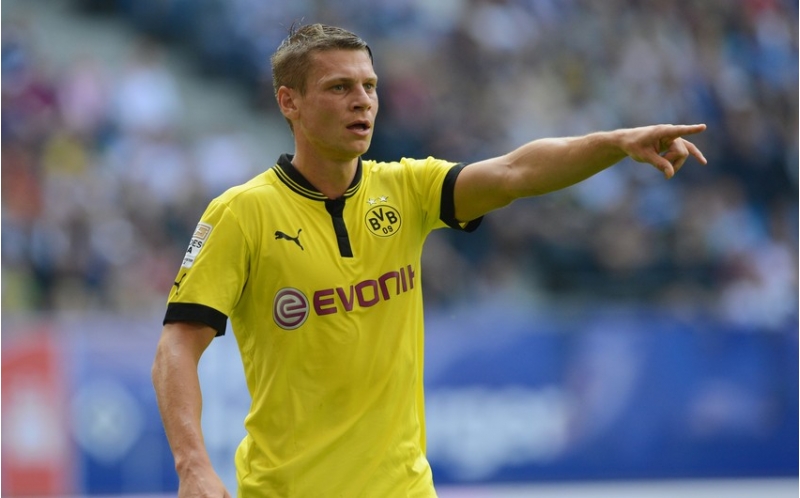 meshhur-futbolchu-karyerasini-bitirdi-7