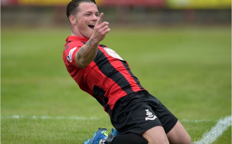 tehqir-olunan-futbolchu-matchin-fasilesinde-karyerasini-bitirdi