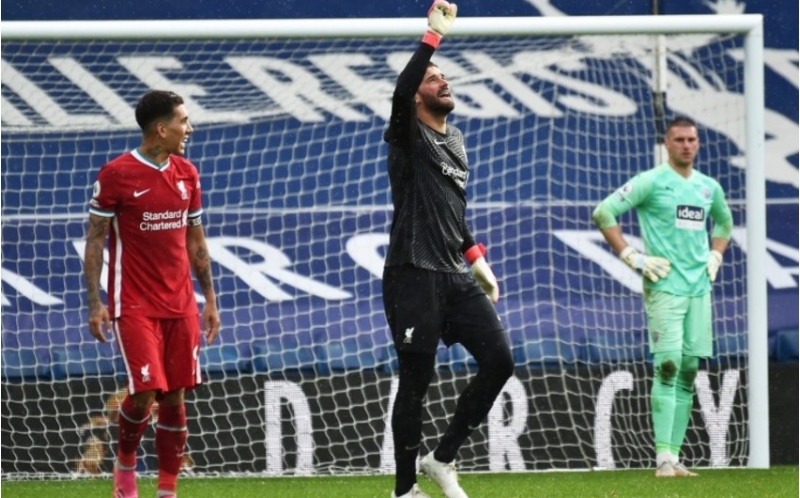 liverpulun-qapichisi-tarixi-qolunu-merhum-atasina-hesr-etdi