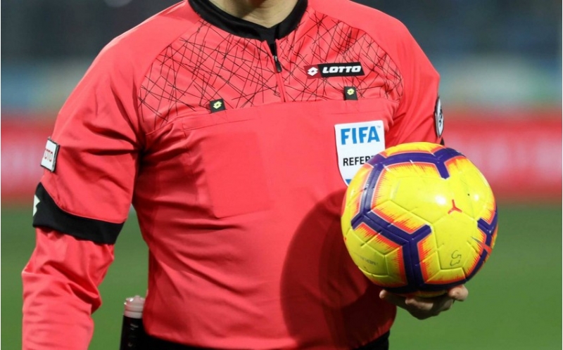 iki-futbolchu-hakimi-tehqir-etdikleri-uchun-cezalandi