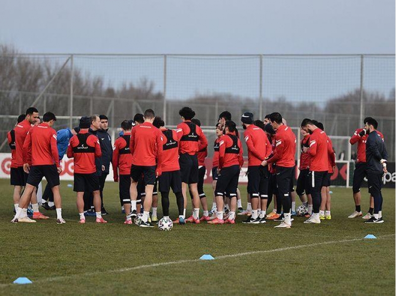 millimizin-heyeti-achiqlandi-18