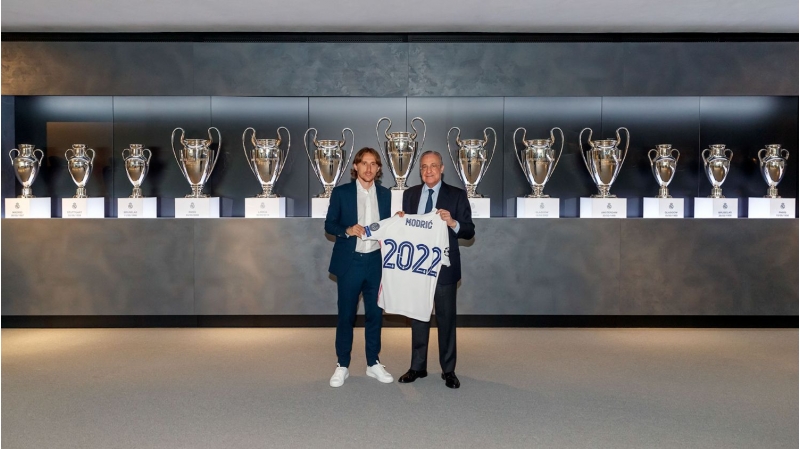 real-madrid-modrichle-yeni-muqavile-imzaladi