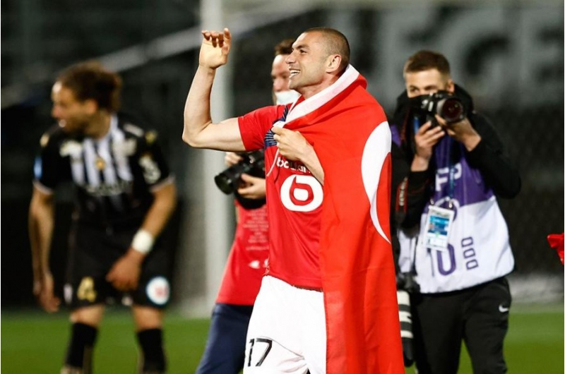 burak-yilmaz-lillin-en-yaxshi-oyunchusu-sechildi