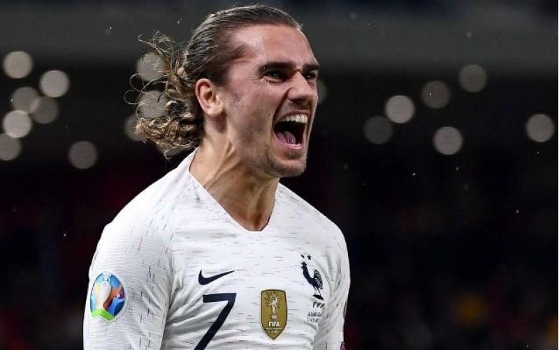 dolu-tribunalar-qarshisinda-oynamagi-unutmushuq