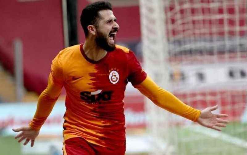 qalatasarayli-futbolchu-komandada-qaldi