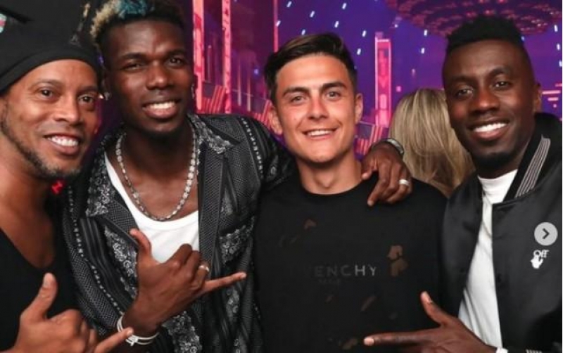 meshhur-futbolchular-gece-klubunda