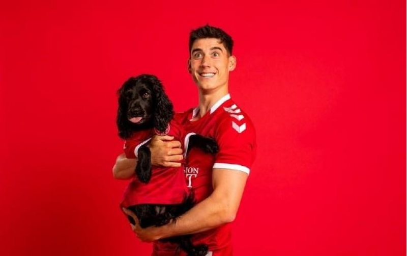 ingiltere-klubunun-yeni-formasini-itler-teqdim-etdi