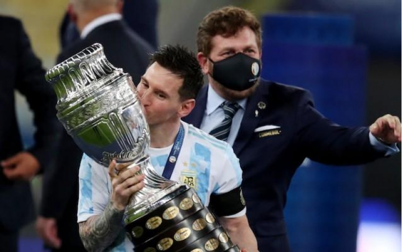 messi-millide-ilke-imza-atdi