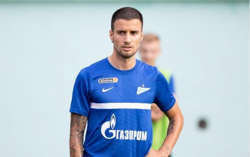 rusiya-chempionu-keshlenin-reqibinde