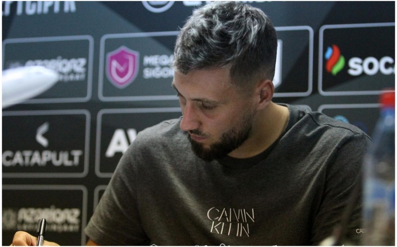 fransali-futbolchu-neftchiye-pula-gore-gelmemishem