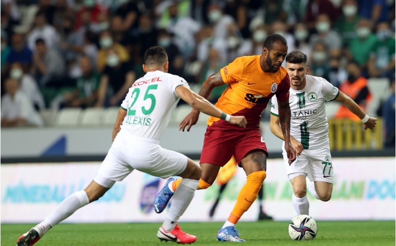 qalatasaray-komanda-yoldashini-vuran-futbolchunu-heyete-daxil-etmeyib