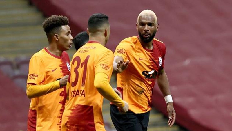 qalatasaray-ulduzlari-ile-vidalashir-2