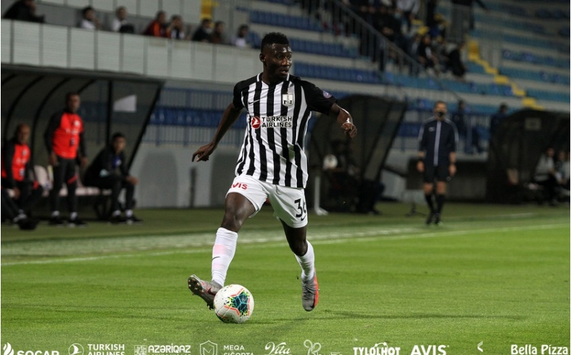 neftchinin-futbolchusu-olimpiakosa-kechmek-uchun-afinaya-gedib