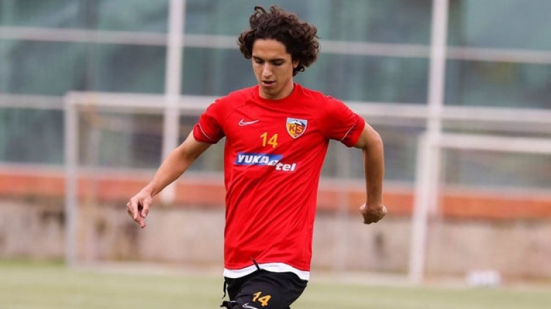 turkiyeli-futbolchu-barselona-ile-muqavile-imzaladi