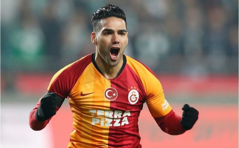 qalatasaray-radamel-falkao-ile-yollarini-ayirib
