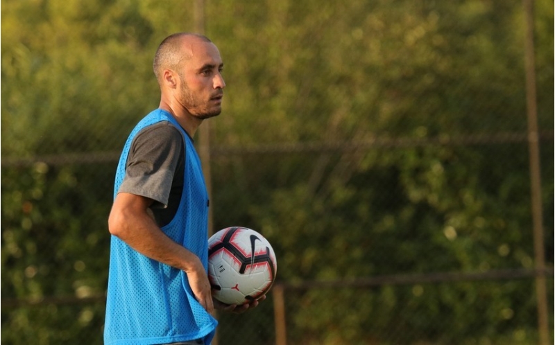 azerbaycan-millisinde-oynamish-futbolchu-ukraynanin-ashagi-liqa-klubuna-kechib