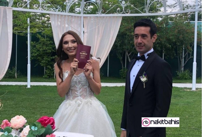 dunya-futbolunda-ilk-turkiyede-er-arvad-eyni-matchi-idare-edecek