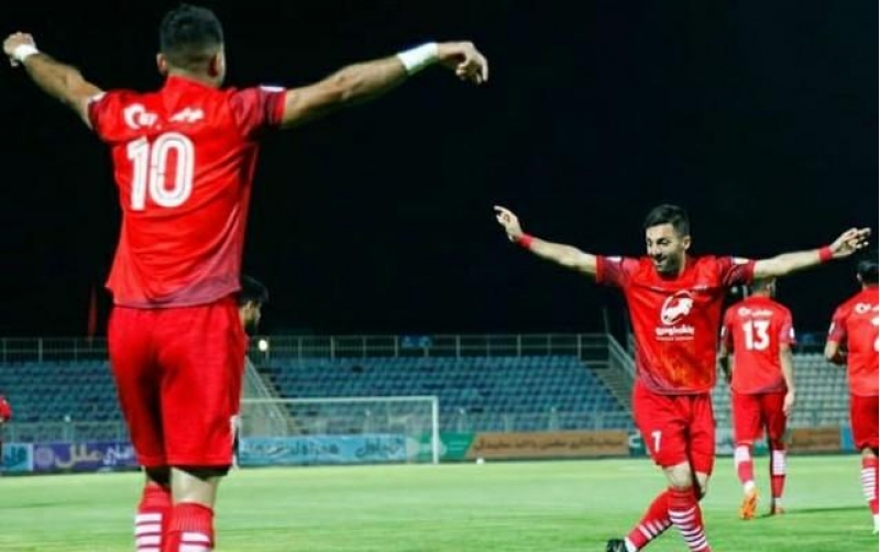 azerbaycanda-oynamish-futbolchular-traktora-qelebe-qazandirdilar