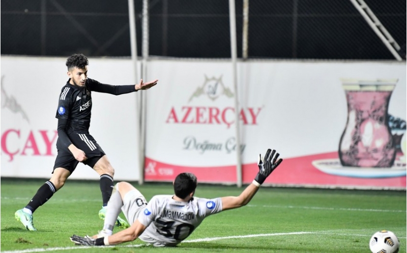 qarabagin-aparici-futbolchusu-kayratla-oyunu-buraxa-biler