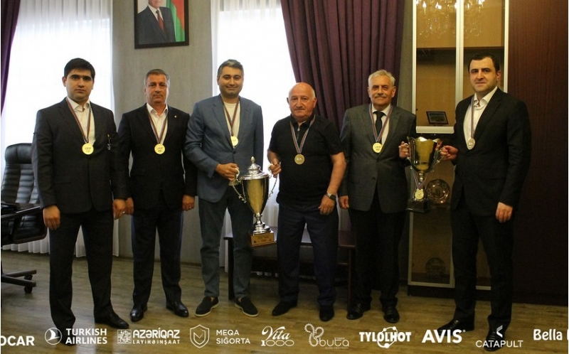 neftchi-mushahide-shurasi-toplanir