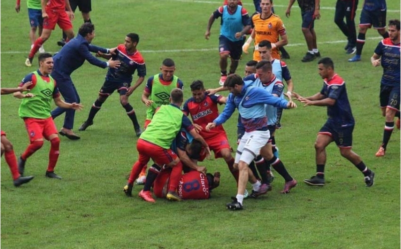 azerbaycan-chempionatinda-futbolchular-arasinda-kutlevi-dava-dushub